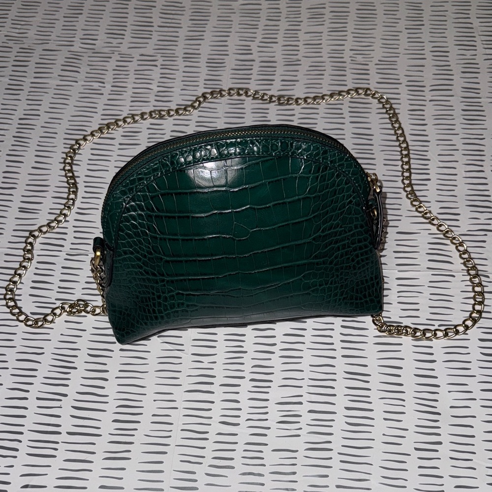 Elegant Green Crocodile-Embossed Shoulder Bag